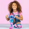 Kind sitzt lachend auf dem Boden und spielt mit den 3D-Ohren der Stitch-&-Angel-Socken, die farbenfroh in Pink und Blau gestaltet sind. Produktbild-Vorschau