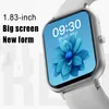 A close-up of a smartwatch with a floral wallpaper on its screen, next to text describing its features. Produktbild-Vorschau