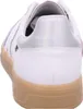 The back view of a white sneaker with a silver heel accent and a tan sole. Voir les images du produit