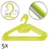 A set of lime green plastic hangers, with two close-up insets showing a rotating hook and the ridged texture of the hanger material. The text '5x' is visible at the bottom. Anteprima dell’immagine prodotto