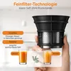 A hand holding a juicer filter component, with two glasses of juice and comparison text. Produktbild-Vorschau