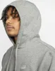 Close-up of a man wearing a grey Nike hoodie. Anteprima dell’immagine prodotto