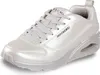 A studio shot of a white Skechers sneaker. Voir les images du produit