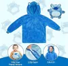 A collage showing a blue hoodie blanket, a plush toy, and instructions on how to use it. Anteprima dell’immagine prodotto