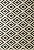 A close-up view of a rug with a diamond pattern. Podgląd zdjęcia produktu