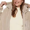 A woman is wearing a beige sherpa jacket and a cream-colored turtleneck. Produktbild-Vorschau