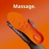 Orange Stepease-Einlegesohle mit strukturierten Massagepunkten, von einer Hand gegen orangefarbenen Hintergrund gehalten Produktbild-Vorschau