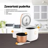 A rice cooker and its accessories are displayed against a kitchen backdrop, with text detailing the contents of the box. Podgląd zdjęcia produktu