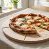 Kulaté dřevěné prkénko fi 35 cm na pizzu s ozdobami Náhled obrázku produktu 3