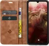 A brown leather flip case for a smartphone, open to reveal card slots and a phone screen displaying the time and date. Produktbild-Vorschau