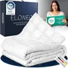 A woman is holding an OEKO-TEX certification while a weighted blanket is displayed in front of a product box. Produktbild-Vorschau
