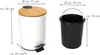 A white pedal bin with a bamboo lid and a black inner bin are shown side-by-side with dimensions indicated by text and arrows. Produktbild-Vorschau
