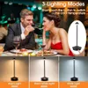 A couple dining at a restaurant, with a product image of a table lamp shown in three different lighting modes. Produktbild-Vorschau