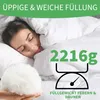 A woman sleeping under a white duvet, with a close-up of the filling material and a graphic indicating weight. Produktbild-Vorschau