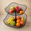 Een tweelaags metalen fruitschaal, 29 x 29 x 24 cm Productafbeelding-voorbeeld 9