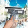 Grauer und oranger Fensterabzieher und Schrubber werden zum Reinigen eines Fensters verwendet, mit klarem blauem Himmel auf der einen Seite und Seifenwasser auf der anderen Voir les images du produit