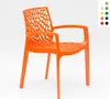 An orange plastic chair with a web-like design on the back and seat, shown from a front-side angle against a white background. Anteprima dell’immagine prodotto