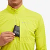 Mann trägt eine leuchtend gelbe Windjacke von Montane und hält eine schwarze Tasche in der Hand. Produktbild-Vorschau
