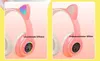 A split image showing two pink cat-ear headphones. The left side shows the headphones with LED lights on, labeled 'Leuchtende Effekte' (Glowing Effects). The right side shows the same headphones without lights, labeled 'Unbeleuchteter Effekt' (Unlit Effect Produktbild-Vorschau
