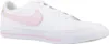 A side view of a white Nike Court Legacy sneaker with pink accents. Voir les images du produit