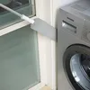 Grauer Staubwedel mit ausziehbarem Griff reinigt einen schmalen Spalt zwischen Fensterrahmen und Waschmaschine Produktbild-Vorschau