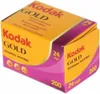 A close-up, slightly angled view of a Kodak Gold 200 film box. Anteprima dell’immagine prodotto