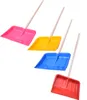 Four toy snow shovels of different colors arranged diagonally on a white background. Voir les images du produit