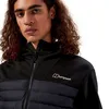 Isolierte Vaskye Hybrid-Kapuzenjacke von Berghaus; getragen von einem jungen Mann mit lockigem Haar; in Schwarz und Grau. Produktbild-Vorschau