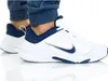 A person wearing Nike shoes. Voir les images du produit