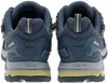 Rear view of a pair of hiking shoes. Voir les images du produit