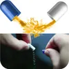 A collage showing two different representations of capsules, one animated and one realistic, with powder spilling out. Produktbild-Vorschau