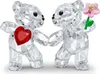 Two crystal teddy bears holding hands, one with a red heart on its chest and the other holding a pink flower. Produktbild-Vorschau