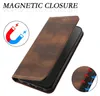 A brown leather phone case is shown with a magnetic closure feature highlighted. Produktbild-Vorschau