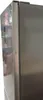 A close-up side view of a refrigerator door, showing the seam between the door and the frame. Produktbild-Vorschau