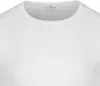 Close-up of the neckline of a white t-shirt. Voir les images du produit
