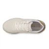 A top-down view of a white sneaker with tan accents. Voir les images du produit