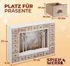 A wooden advent calendar with a winter forest scene inside, featuring deer and trees. Dimensions and a close-up of a drawer are shown. Text indicates it's for gifts. Anteprima dell’immagine prodotto