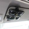 Taicols 2 Stück Brillenhalter für Auto Sonnenblende, Auto Brillenhalter,  Universal Leder Brillenhalter für Auto, Sonnenbrillen Halterung Magnetische