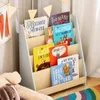 Seitenansicht des SoBuy Regals KMB106-HG mit drei Fächern, gefüllt mit Kinderliteratur, platziert neben einem Plüschtier Náhľad obrázku produktu