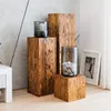 A collection of wooden pedestals with decorative items in a living room setting. Voir les images du produit