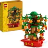 A LEGO Lunar New Year display piece, a potted tree decorated with oranges and coins, is shown next to its packaging. Produktbild-Vorschau