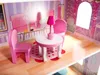 A dollhouse living room with pink furniture. Voir les images du produit