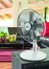 Der Unold TISCHVENTILATOR SILVERLINE, ein weißer oszillierender Tischventilator, steht auf einem dun Produktbild-Vorschau