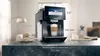 A Siemens coffee machine is shown on a kitchen counter, with dimensions indicated by overlaid text. Produktbild-Vorschau