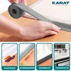 A person is applying a grey sealing strip to a surface. Below are four smaller images showing the product's features: oil resistance, mold resistance, water resistance, and edge protection. Produktbild-Vorschau