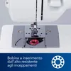Close-up view of the needle and bobbin area of a sewing machine. Voir les images du produit