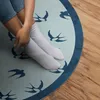 Kleine Blätter auf blauem Hintergrund– Vinylteppich – Produktbild-Vorschau 3