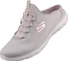 Das Bild zeigt einen flachen Schuh in hellgrau mit einem schlichten und eleganten Design. Der Schuh ist von der Seite abgebildet und hebt die Form und den Verlauf des Obermaterials hervor. Produktbild-Vorschau