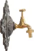 A brass garden faucet with a decorative brown mounting plate, isolated on a white background. Voir les images du produit