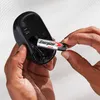 A person is inserting an Energizer battery into a black wireless mouse. Anteprima dell’immagine prodotto
